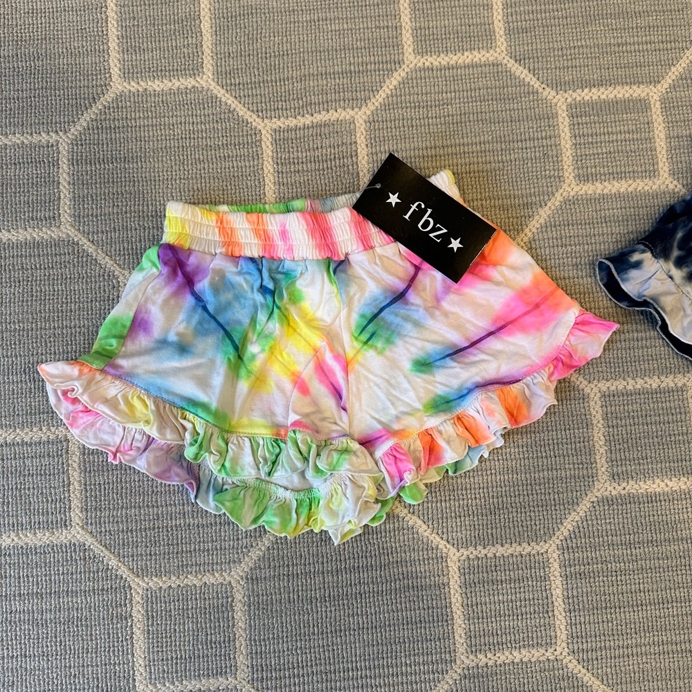 Tie dye ruffle shorts
Size 5
New with tags